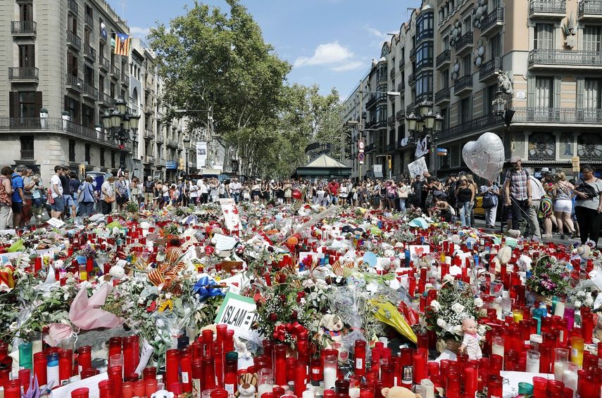 &nbsp;Turistas y barceloneses continúan homenajeando con ofrendas a las víctimas de los atentados de Barcelona y Cambrils en la zona de las Ramblas donde se produjeron los atropellos.&nbsp;