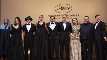 El director de cine sueco y presidente del jurado del 76º Festival de Cine de Cannes Ruben Ostlund posa con los miembros del jurado, el director de cine zambiano Rungano Nyoni, la directora de cine marroquí Maryam Touzani, el escritor y director de cine franco-afgano Atiq Rahimi , la directora de cine francesa Julia Ducournau, el director de cine argentino Damian Szifron, la actriz estadounidense Brie Larson, el actor francés Denis Menochet y el actor estadounidense Paul Dano. &nbsp;