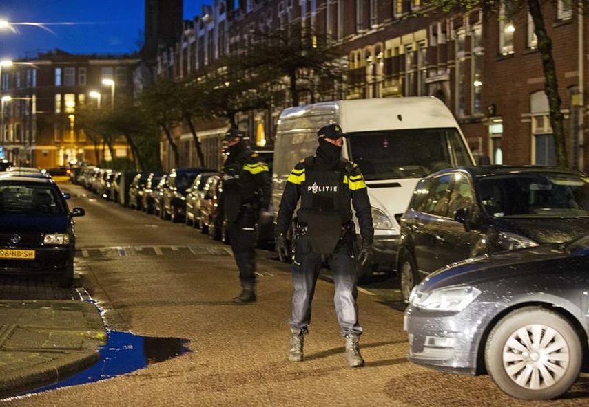 Una unidad antiterrorista de la Policía detuvo a los hombres en el oeste de Rotterdam y revisó además varias viviendas (EFE)