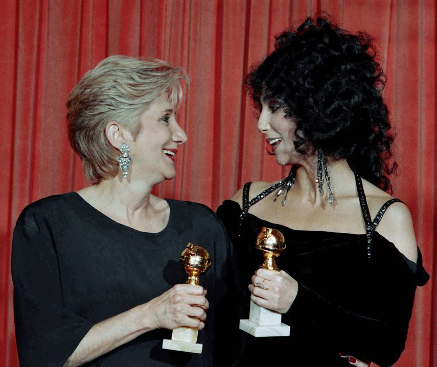 En esta foto del 24 de enero de 1988, Olympia Dukakis y Cher posan tras ganar el Globo de Oro a la mejor actriz de reparto y a la mejor actriz, respectivamente, por Moonstuck, en Beverly Hills, California. Dukakis, veterana actriz de cine y teatro cuyo talento para los papeles maternos la llevó a ganar el Premio de la Academia, falleció el sábado 1 de mayo de 2021. Tenía 89 años.