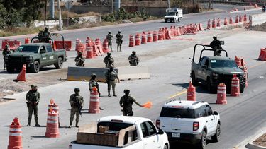 Ejército de México controla el Aeropuerto Internacional de Guadalajara, Jalisco, en medio de la ola de violencia. m