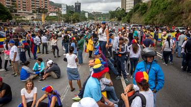 La dirigencia opositora ha hecho un llamado a los ciudadanos a que continúen en las calles para exigir respeto al Parlamento y la realización de elecciones generales.