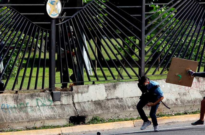 El joven David Vallenilla, de 22 años, recibió varios disparos a quemarropa en el  pecho de un miembro de la Aviación venezolana durante un enfrentamiento  entre manifestantes y militares.