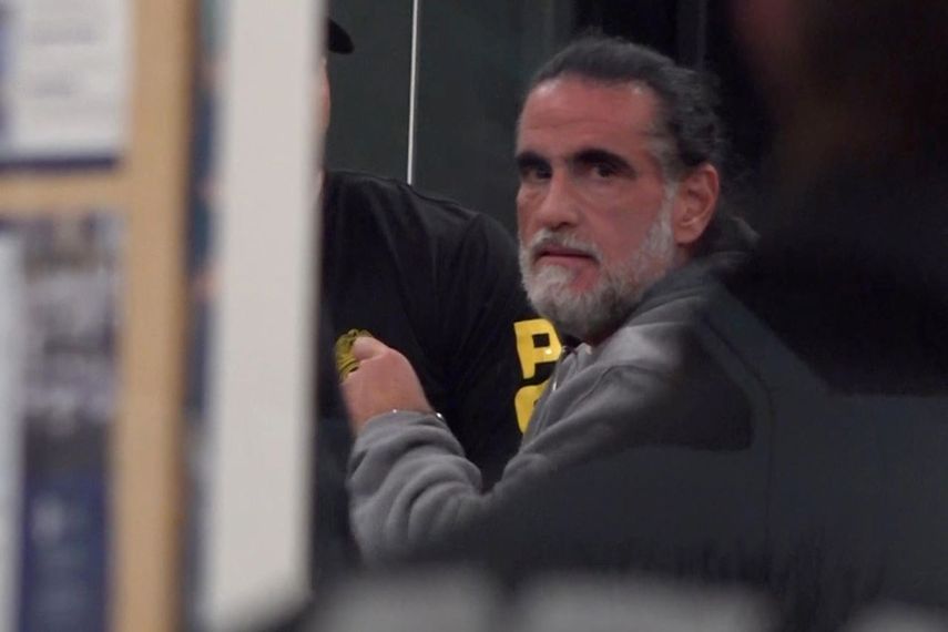 Alex Saab escoltado por agentes de la DEA a su llegada este sábado, al aeropuerto de Opa-locka, en el condado de Miami-Dade, Estados Unidos.