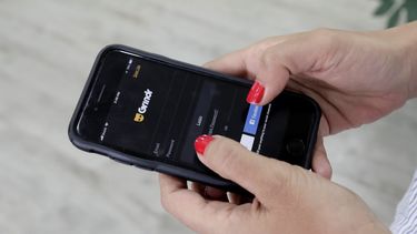 Una mujer ingresa a la aplicación para conocer gente Grindr.