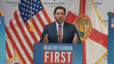 Ron DeSantis, gobernador de Florida, durante el anuncio.