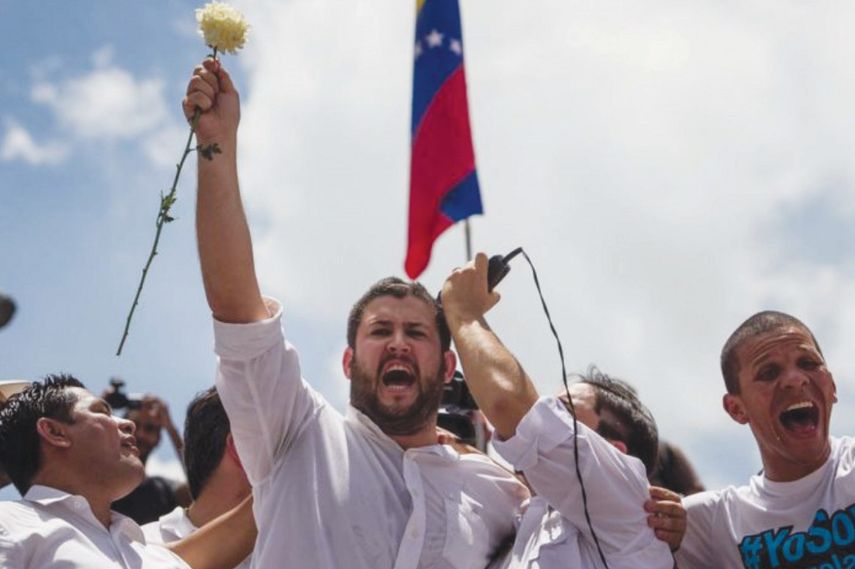 El exalcalde David Smolansky, durante las protestas en Venezuela en 2016.