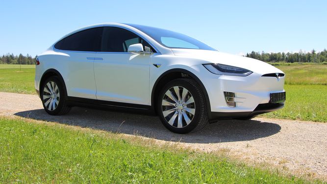 Uno de los modelos el&eacute;ctricos que fabrica Tesla.