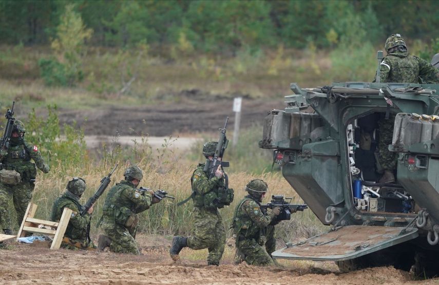Soldados canadienses asisten a las maniobras militares de la OTAN Namejs 2021 en un campo de entrenamiento en Kadaga, Letonia, el lunes 13 de septiembre de 2021. Como respuesta a la anexión rusa de Crimea en 2014, Estados Unidos y sus aliados sancionaron a Moscú y la OTAN paralizó toda la cooperación práctica con Moscú, reforzando su contingente cerca de Rusia.&nbsp;