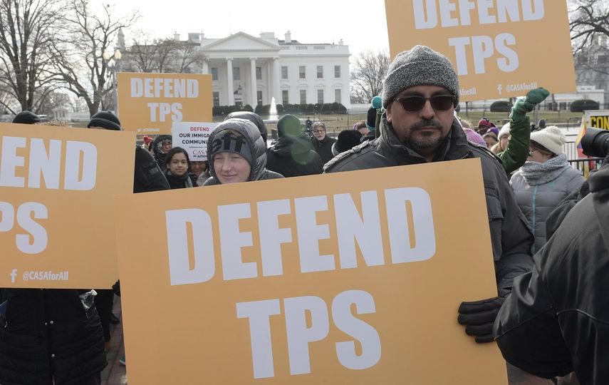 Activistas pro inmigración, líderes comunitarios e inmigrantes protestan frente a la Casa Blanca, en Washington.&nbsp;