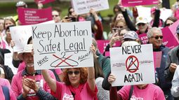 Un grupo de personas realiza una marcha en apoyo a los derechos a abortar en el Capitolio del estado, en Sacramento, California, el 21 de mayo de 2019.