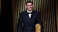 El portero de Argentina, Emiliano Dibu Martínez, recibe el Trofeo Yashin al mejor portero durante la ceremonia de entrega del Balón de Oro 2024 de France Football en el Teatro du Chatelet en París el 28 de octubre de 2024.&nbsp;