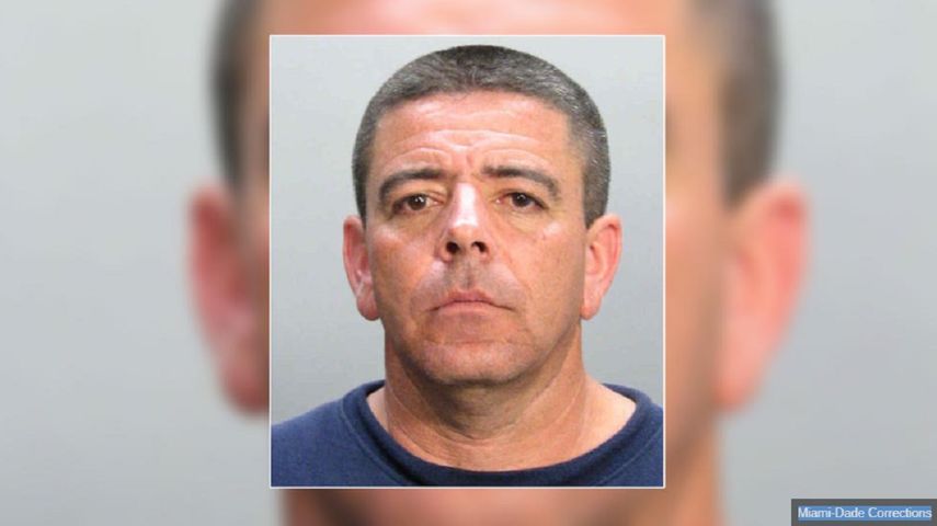 Juan Carlos González, de 59 años, fue arrestado por cargos de&nbsp;acoso sexual&nbsp;lascivo&nbsp;de un niño y asalto agravado con un arma mortal.