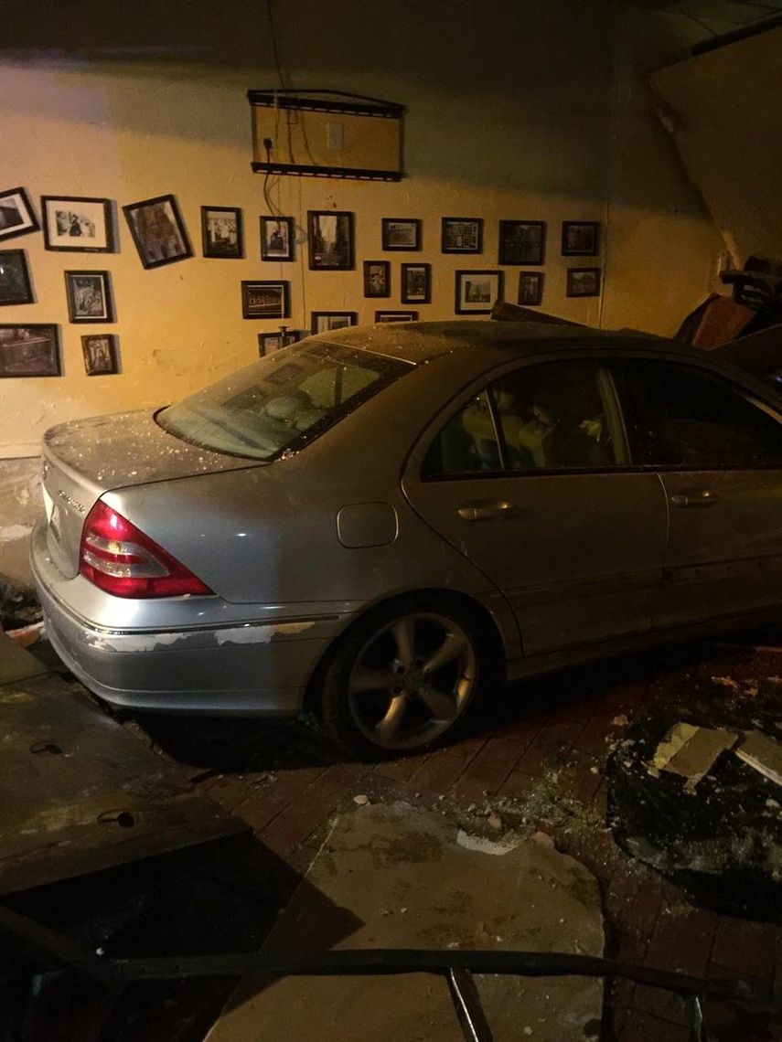 El automóvil arrasó con todo lo que encontró a su paso dentro del restaurante. (TWITTER ANN KEIL)