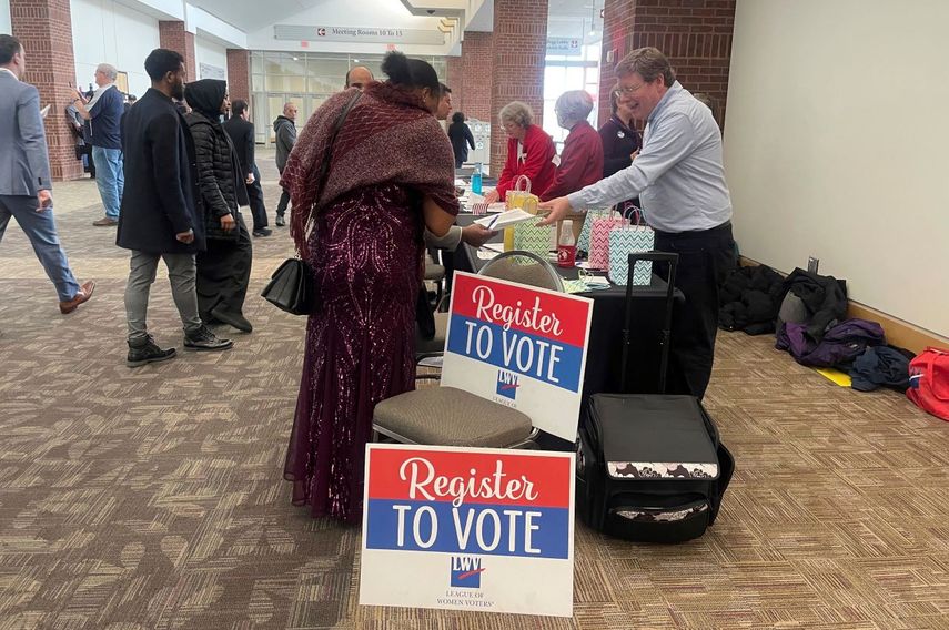 Varias personas se registran para poder votar tras convertirse en ciudadanos estadounidenses durante una ceremonia de obtención de la nacionalidad en un centro de convenciones de St. Paul, Minnesota, el 9 de marzo de 2023.
