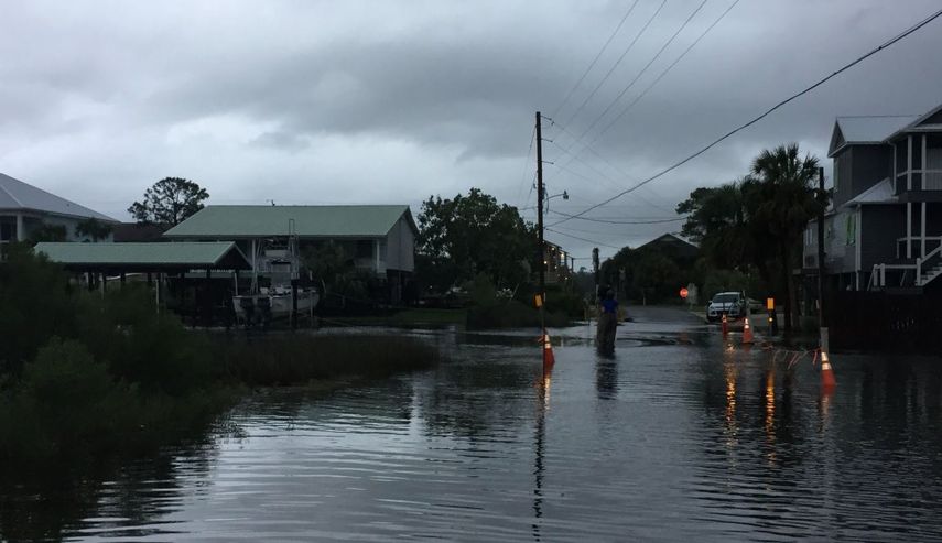 Algunas de las carreteras principales de Orange Beach, en Alabama fueron afectadas por las fuertes lluvias.