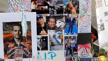 Fotos y mensajes dejados por los fans de Paul Walker en la carretera donde el actor perdió la vida en un accidente de auto, en Valencia, California. (AP Photo/Nick Ut)