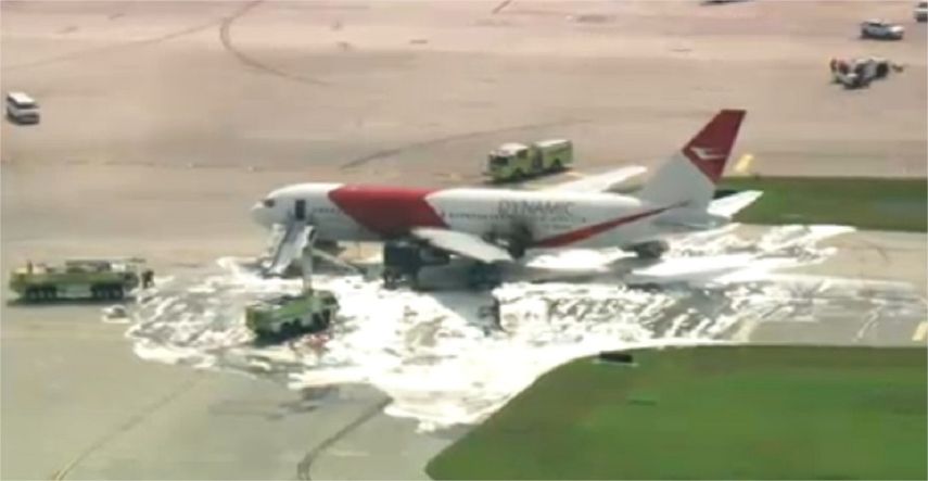 Imagen aérea del avion que se incendió en el Aeropuerto Internacional de Fort Lauderdale-Hollywood. (Captura Local 10) 