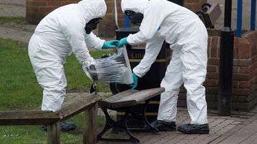 Personal del Ejército retira el banco en donde el exespía ruso Serguéi&nbsp;Skripal&nbsp;y su hija Yulia fueron encontrados, en Salisbury (Reino Unido).