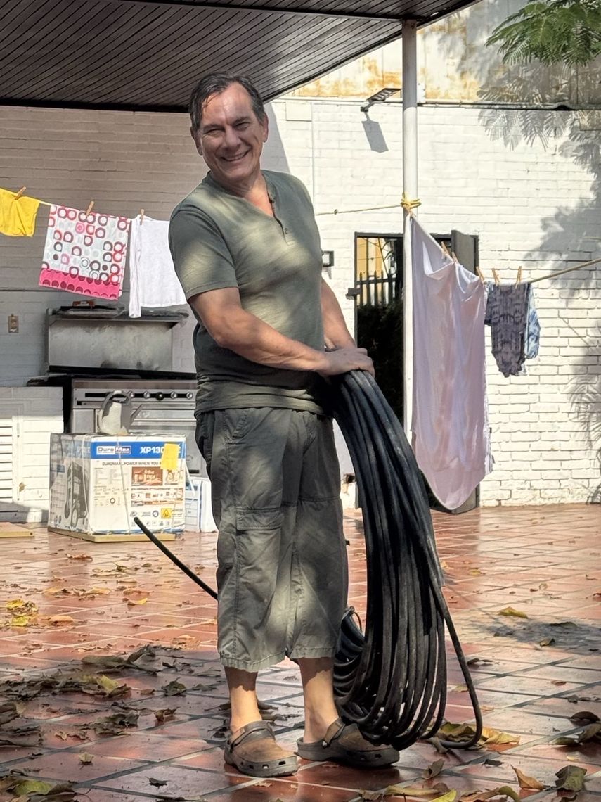 Humberto Villalobos, con una manguera y ropa tendida en cuerdas de fondo, en la embajada argentina en Caracas Humberto Villalobos, con una manguera y ropa tendida en cuerdas de fondo, en la embajada argentina en Caracas