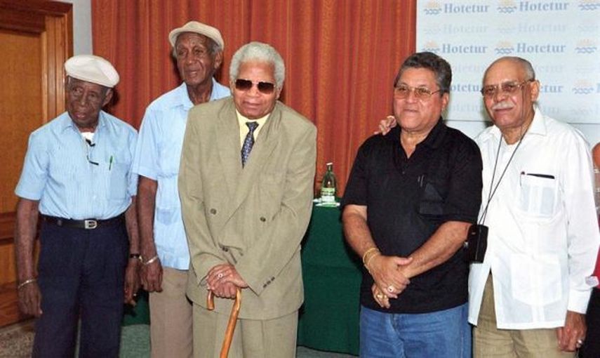 El cantante y tresero Reinaldo Hierrezuelo (con traje y bastón al centro de la imagen), una de las leyendas de la música popular en Cuba y exintegrante del mítico dúo Los Compadres, murió este miércoles en La Habana a los 89 años de edad (EFE)