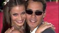 El cantante Marc Anthony abraza a su entonces esposa Dayanara Torres antes de entrar al Cine Jackie Gleason en los Premios Latin Billboard en Miami Beach, Florida, en una fotografía del 9 de mayo de 2002. (AP)