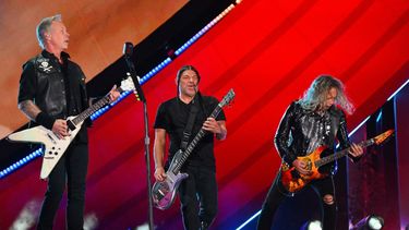 En esta foto de archivo tomada el 25 de septiembre de 2022, James Hetfield (izquierda), Robert Trujillo (centro) y Kirk Hammett (derecha) de Metallica actúan durante el Global Citizen Festival en Central Park en Nueva York.