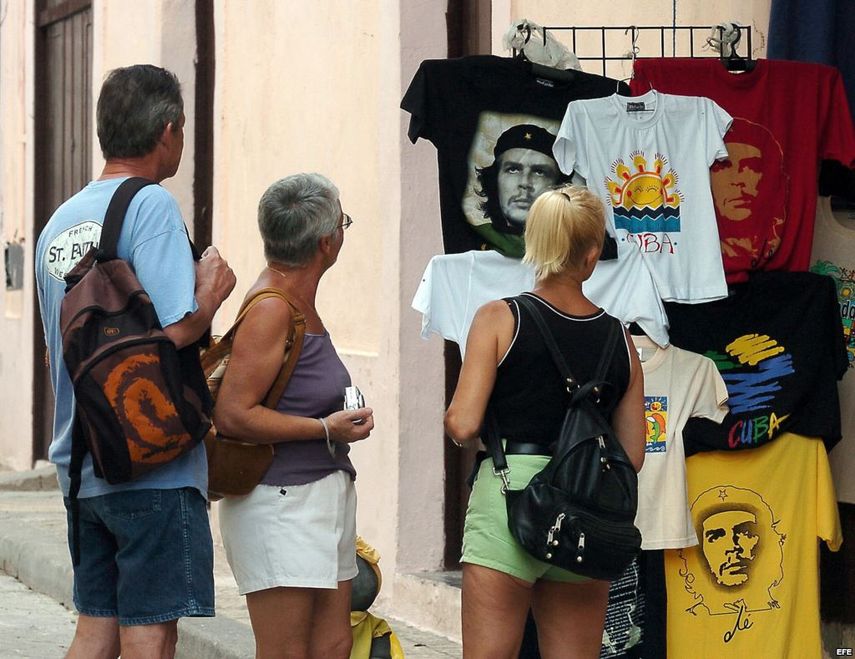 Turistas recorren las calles de Cuba. (CORTESÍA)