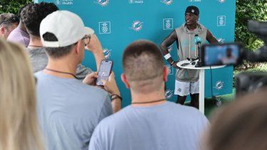 El jugador Mike Hilton, de los Dolphins de Miami, durante una conferencia de prensa, el 28 de julio de 2025.