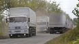 Los camiones de un convoy ruso de asistencia humanitaria circulan por la carretera principal a Lugansk, cerca de Sukhodolsk, tras haber cruzado la frontera en Izvaryne, en el este de Ucrania ( Foto AP)