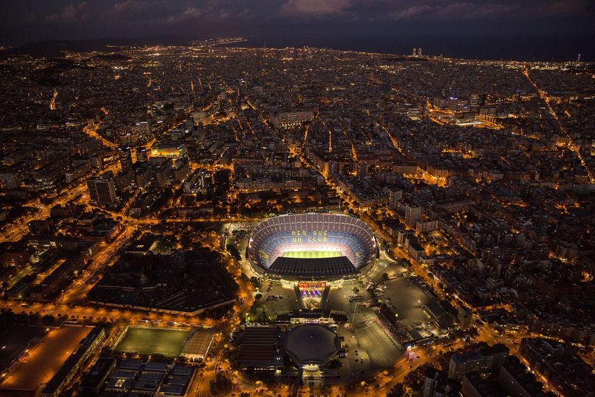 Foto de 19 de septiembre del 2017 del estadio Camp Nou iluminado en Barcelona.