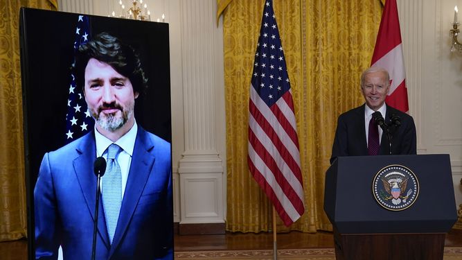 El presidente Joe Biden habla luego de sostener una reunión virtual con su homólogo canadiense Justin Trudeau.