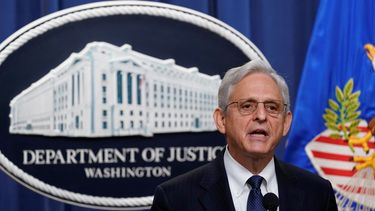 El secretario de Justicia Merrick Garland se dirige a los medios en el Departamento de Justicia, el jueves 11 de agosto de 2022, en Washington.