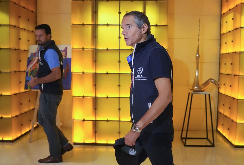 El director general del Organismo Internacional de la Energía Atómica (OIEA), Rafael Mariano Grossi, a la derecha, camina en Kiev, Ucrania, la mañana del miércoles 31 de agosto de 2022.&nbsp;