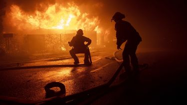 Bomberos luchan contra un incendio en Los &Aacute;ngeles el 28 de octubre del 2019.&nbsp;