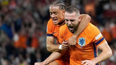 Stefan de Vrij (derecha), de la selección de Países Bajos, festeja con Xavi Simons tras anotar en el duelo de cuartos de final ante Turquía, el sábado 6 de julio de 2024, en Berlín.