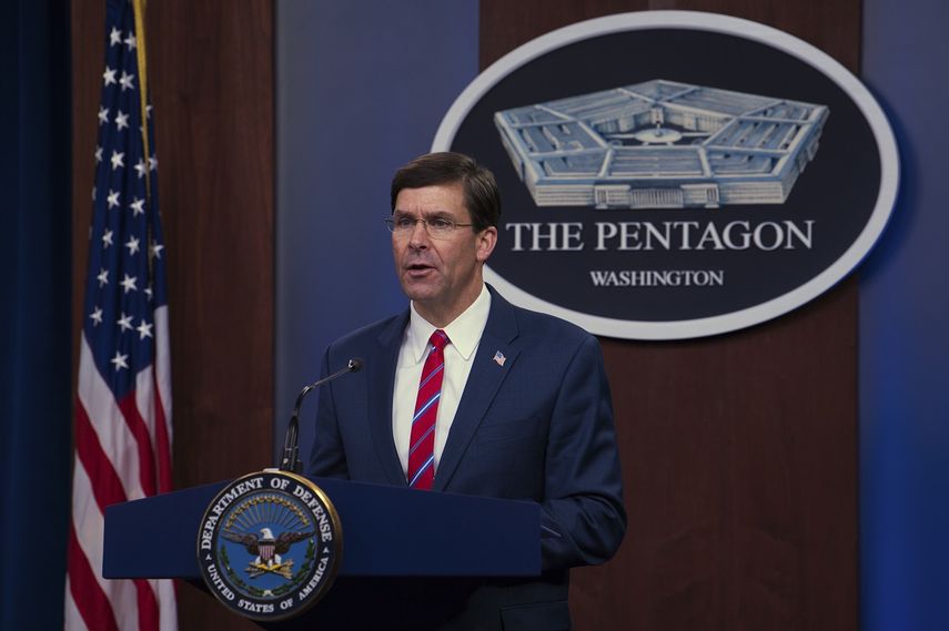 Mark Esper, secretario de Defensa de EEUU, habla en una conferencia de prensa sobre las medidas en respuesta a la pandemia del COVID-19, en la sala para medios del Pentágono, en Washington, el lunes 23 de marzo de 2020.