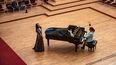 La soprano Artha Jashari durante un ensayo, con su madre Elife Podvorica Jashari al piano, en una sala de Pristina, Kosovo, el 10 de marzo del 2021. En medio de la pandemia, Jashari decidió ayudar a pacientes de una clínica pulmonar de la capital, incluidos los que se reuperan del COVID-19.