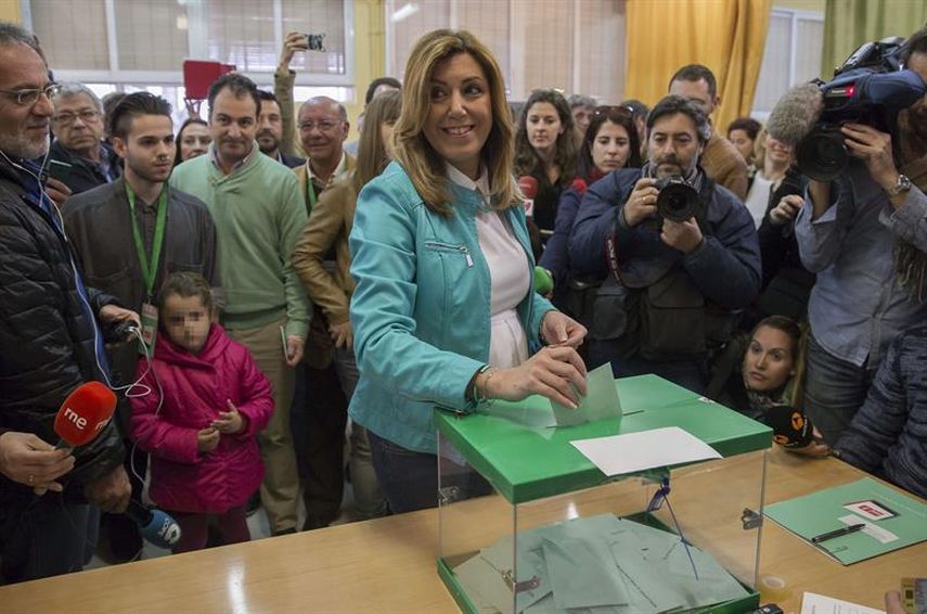 La presidenta andaluza y candidata socialista a la presidencia de la Junta, Susana Díaz, vota el domingo en el colegio Alfares del barrio de Triana, en Sevilla. EFE