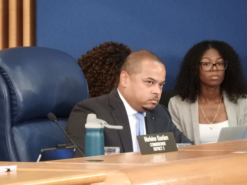 Keon Hardemon, comisionado del Distrito 13, propuso aplazar la votación