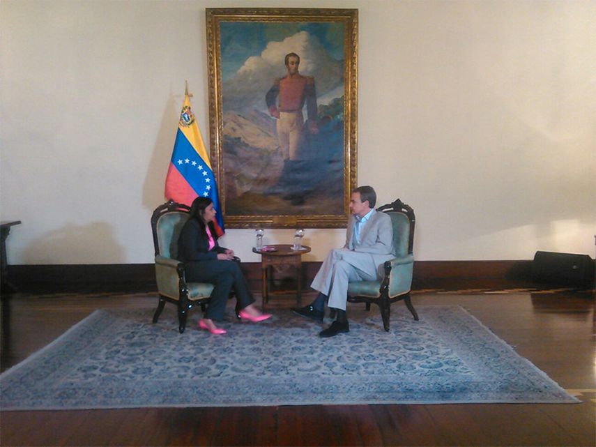 La cancillera Delcy Rodríguez conversa con el ex jefe de gobierno español, José Luis Rodríguez Zapatero (TWITTER)