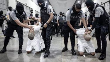 Esta fotografía muestra la llegada de presuntos miembros de la organización criminal venezolana Tren de Aragua al Centro de Reclusión del Terrorismo (CECOT) en la ciudad de Tecoluca, El Salvador, desde EEUU , el 16 de marzo 2025&nbsp;