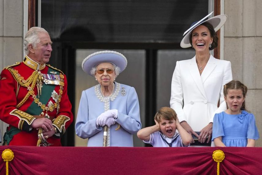 El príncipe Carlos, de izquierda a derecha, la reina Isabel II, el príncipe Luis, Catalina, la duquesa de Cambridge, y la princesa Carlota en el Balcón del Palacio de Buckingham el jueves 2 de junio de 2022 en el primero de cuatro días para celebrar el Jubileo de Platino por 70 años en el trono de la reina.&nbsp;