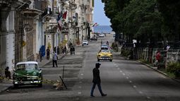 La foto muestra a personas caminando y vehículos circulando a lo largo de una calle en La Habana, Cuba, el 11 de julio de 2026.