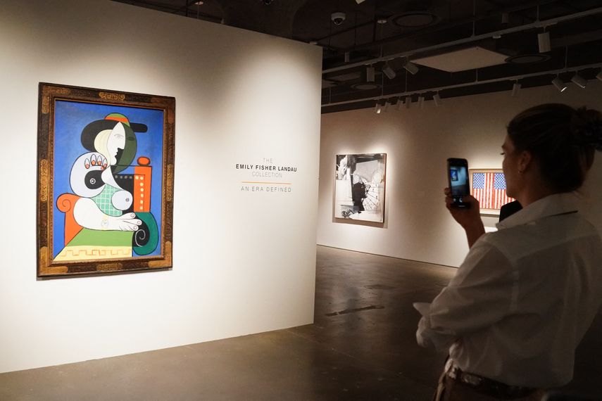 Visitantes observan la pintura de Pablo Picasso Femme á la montre que se subastará en noviembre como parte de la Colección Emily Fisher Landau. Barcelona organizó una exposición sobre los artistas Picasso y Joan Miró.