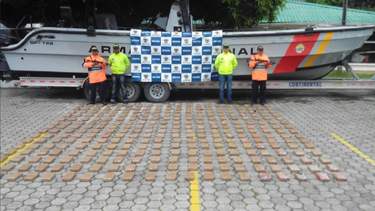 La lancha fue detenida logrando incautar tres bultos que aún llevaban a bordo y que se sumaron a los 47 que se recuperaron del mar, detalló la Armada en un comunicado.