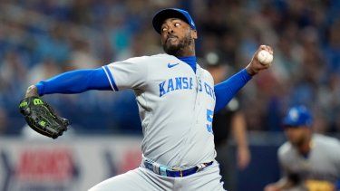 En foto del 22 de junio del 2023, el relevista de los Reales de Kansas City Aroldis Chapman lanza en la octava entrada ante los Rays de Tampa Bay. El viernes 30 de junio del 2023, Chapman es enviado a los Rangers de Texas.&nbsp;