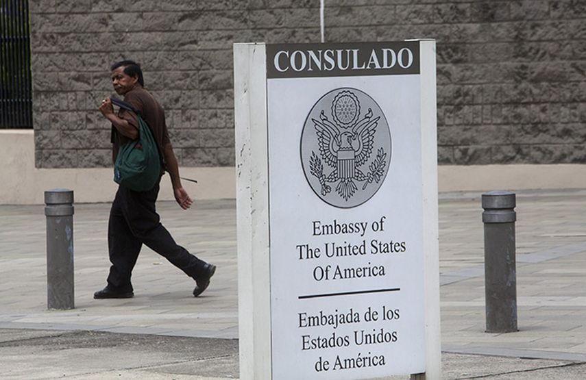 Un hombre camina frente a la embajada de Estados Unidos en Managua. (EFE)