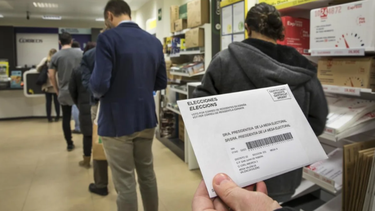 Ciudadanos españoles votan por correo.