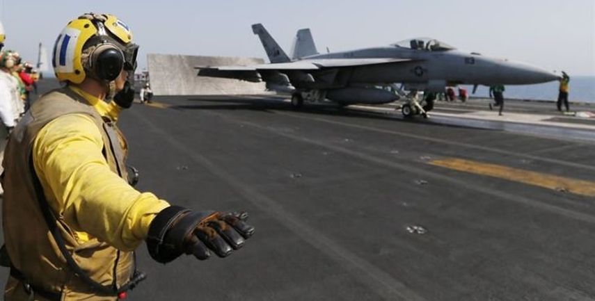 Avión caza de los EEUU despega de un portaviones en medio de las operaciones militares contra el Estado Islámico (ARCHIVO)